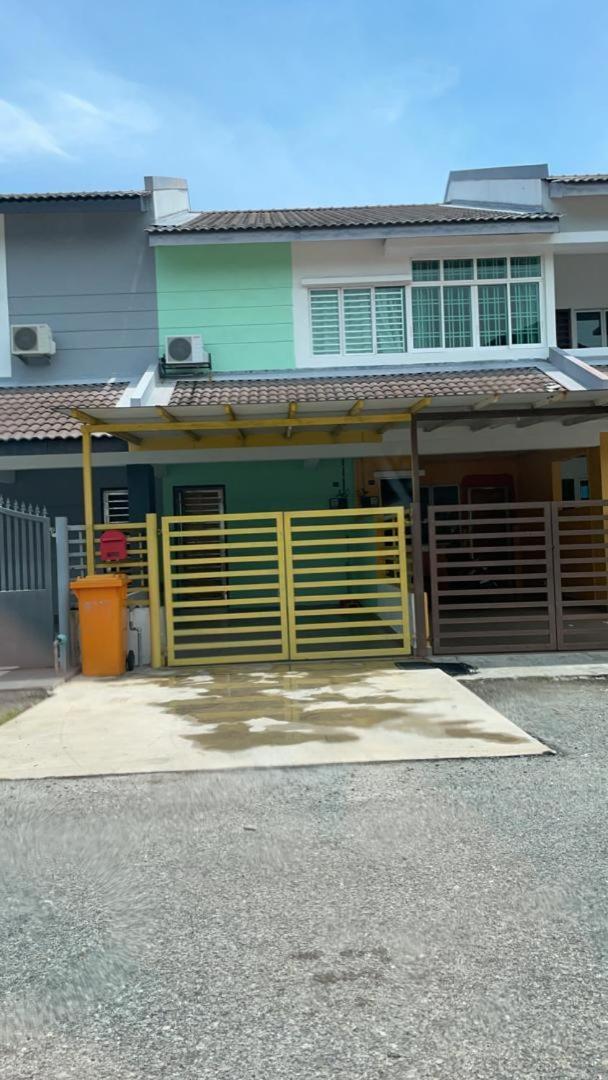 Villa Purple Townhouse 3R2B Wifi Sekinchan Esterno foto