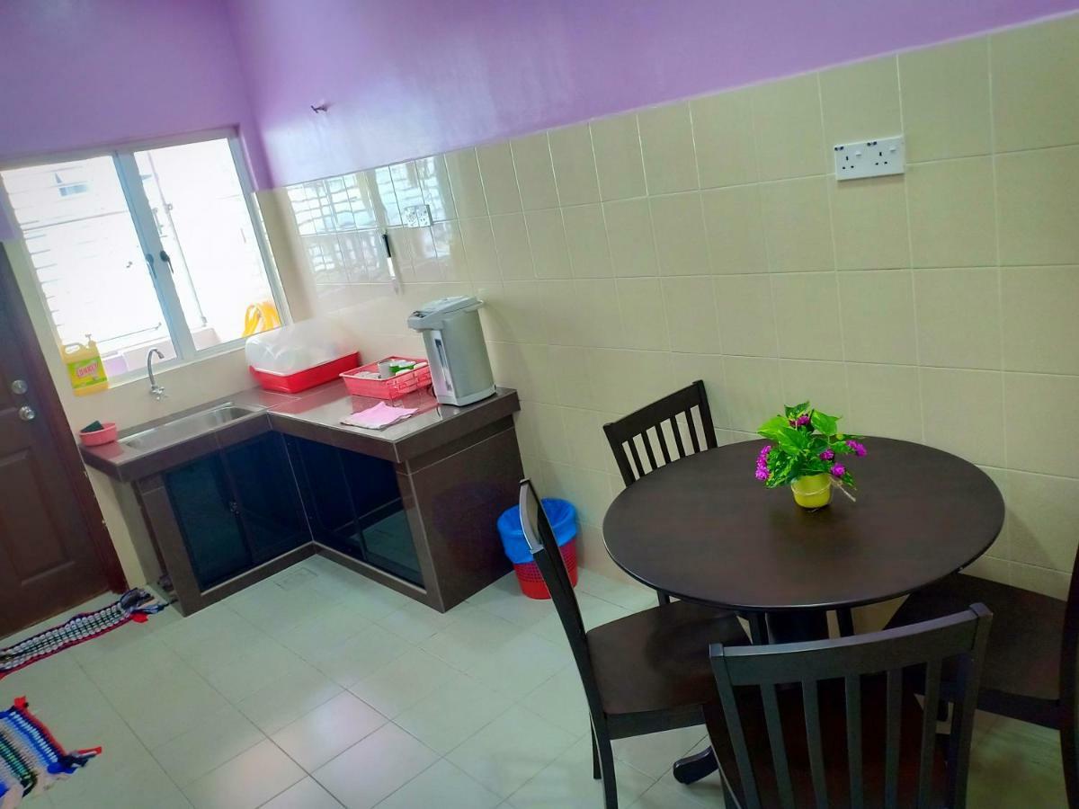 Villa Purple Townhouse 3R2B Wifi Sekinchan Esterno foto